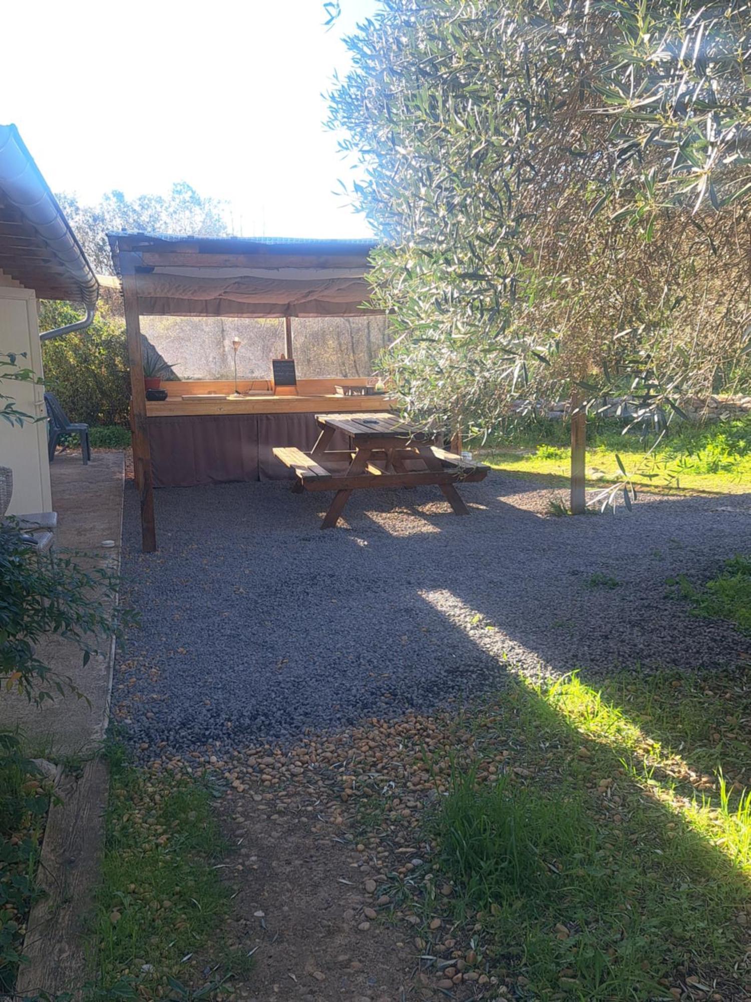 Ecoutez Les Oiseaux Hotell Lunel  Exteriör bild