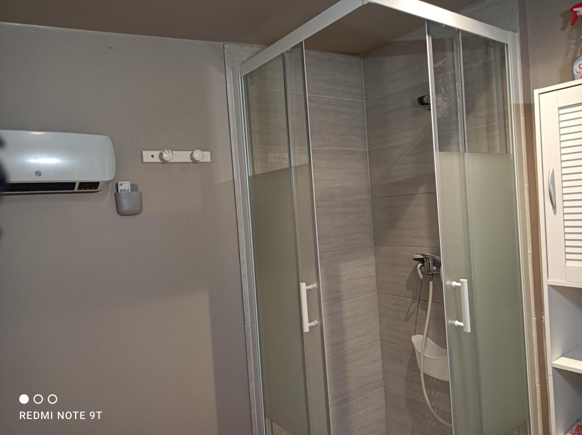 Ecoutez Les Oiseaux Hotell Lunel  Rum bild