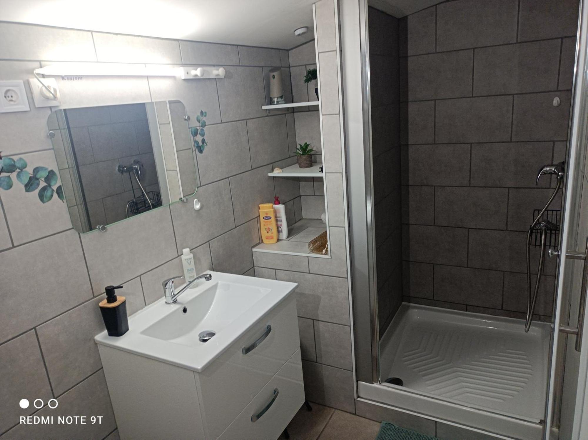 Ecoutez Les Oiseaux Hotell Lunel  Rum bild